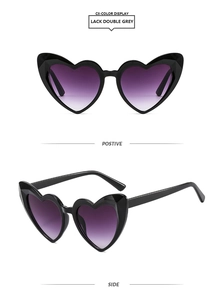 Détail des lunettes de soleil en forme de cœur avec monture noire et verres dégradés