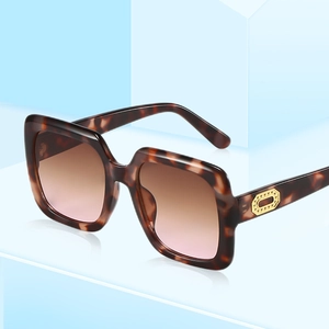 Fashionable oversized square sunglasses with tortoise frame and gradient lenses