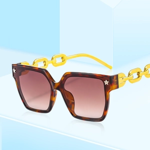 Lunettes de soleil carrées écaille de tortue avec branches en chaîne dorée à la mode