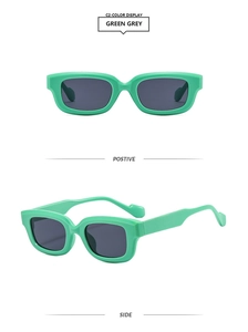 Vues de face et de profil de lunettes de soleil carrées vertes rétro avec verres gris foncé