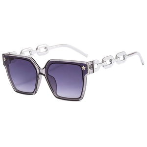 Lunettes de soleil carrées à la mode avec verres dégradés violets et branches chaînettes