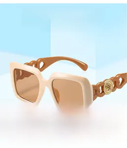 Détails de lunettes de soleil carrées beige avec branches chaîne et médaillon doré
