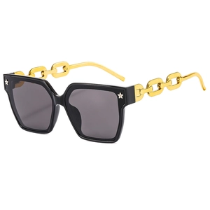 Lunettes de soleil carrées à la mode avec branches en chaîne dorée et rivets en étoile