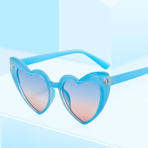 Lunettes de soleil coeur avec monture bleu gelée et verres dégradés roses
