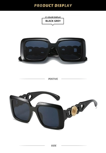 Détails de lunettes de soleil carrées noires avec branches en chaîne et fleurs dorées