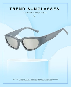 Détail de lunettes de soleil de sport grises avec verres UV400 sur socle géométrique