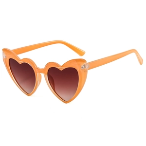 Lunettes de soleil cœur tendance avec monture orange translucide et verres dégradés bruns