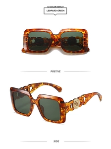 Détail de lunettes léopard avec relief de rose dorée et branches en chaîne creuse