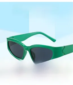 Détail de lunettes de soleil œil de chat vertes avec verres gris imperméables