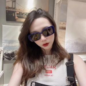 Fashionable square frame oversized sunglasses in glossy purple for a luxury chic look