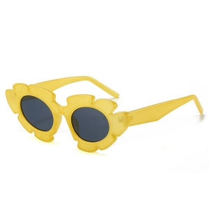 Occhiali da sole alla moda a forma di fiore giallo con lenti scure da donna