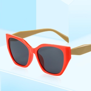 Lunettes de soleil œil-de-chat rouges surdimensionnées avec verres foncés en angle de 45°