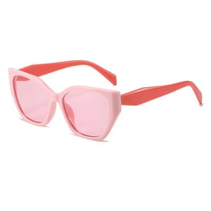 Lunettes de soleil œil-de-chat roses modernes avec monture géométrique et verres teintés