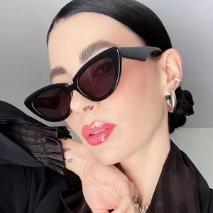 Retro schwarze Cat-Eye Sonnenbrille für Damen mit breitem Rahmen und dunklen Gläsern