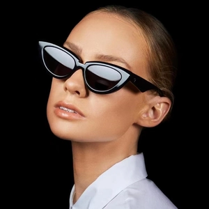 Retro Katzenaugen-Sonnenbrille mit glänzend schwarzen Rahmen und dunklen Gläsern für Damen