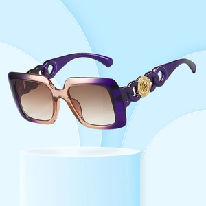 Mode Lunettes De Soleil Carrées UV400 Monture Et Verres PC Branches Chaîne Creuse Décor Rose En Métal Doré Femmes Voyage Fête
