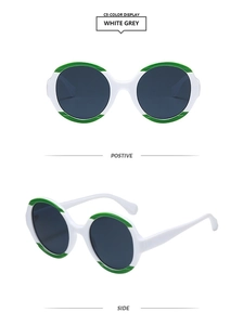 Vue avant et latérale de lunettes de soleil rondes blanches à rayures vertes et verres gris