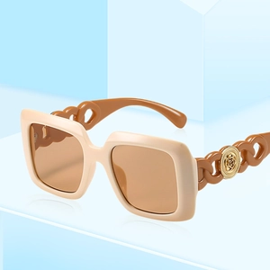 Lunettes de soleil carrées beiges avec verres dégradés marrons et branches en chaîne