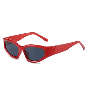 Lunettes de soleil sport rouges avant-gardistes avec verres noirs pour un look de luxe