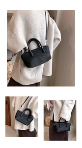 Vues détaillées d'un sac à main tissé noir montrant les styles porté main, épaule et croisé