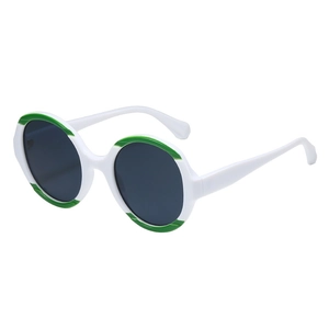 Lunettes de soleil rondes blanches avec détails verts et verres foncés, vue de 45 degrés