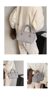 Vues détaillées du sac bandoulière gris avec motif tissé et poignée supérieure