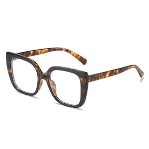 Fashionable oversized square tortoise shell sunglasses for women in street style design