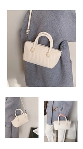 Vues détaillées d'un sac blanc cassé à texture pop-corn porté à l'épaule et à la main