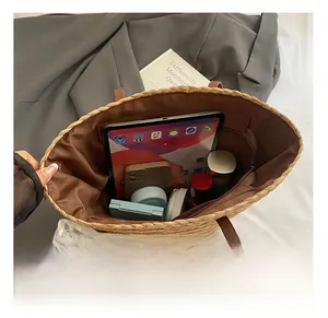 Details zur großen Innenkapazität dieser gewebten Stroh-Strandtasche mit Innenfutter