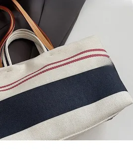 Detailansicht des gestreiften Canvas-Tote-Stoffs mit robustem Leder-Schultergurt
