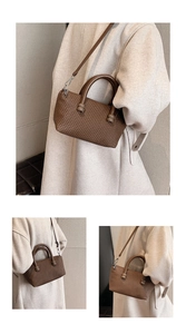Vues détaillées d'un sac cabas tressé marron foncé avec poignée et finitions argentées