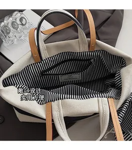 Detailansicht der Canvas-Tasche mit gestreiftem Innenfutter und Ledergriffen