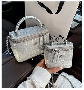 Borsa a scatola argento glitterata con logo camelia e catena in metallo sul sedile