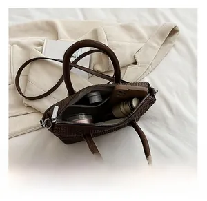 Vue intérieure du sac cabas tressé marron montrant sa capacité de rangement