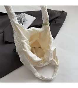 Détail de l'intérieur d'un sac cabas en dentelle blanche avec compartiment ouvert spacieux