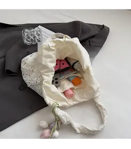 Vue intérieure du sac en dentelle montrant la grande capacité pour les essentiels