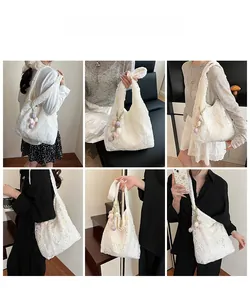 Vues détaillées du sac cabas en dentelle beige avec motifs floraux et pendentif tulipe