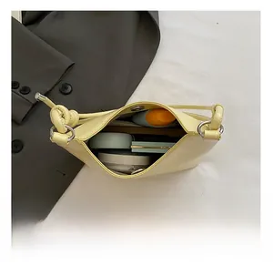 Vue intérieure du sac seau jaune montrant l'espace pour téléphone et maquillage