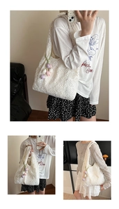 Gros plan détaillé du sac en dentelle beige avec pendentif tulipe et motif ajouré