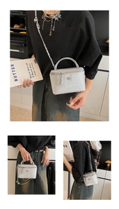 Dettaglio borsa a scatola con paillettes argento, catena e logo a rosa