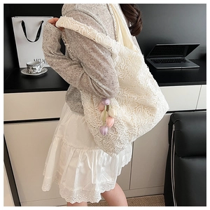 Détail du sac cabas en dentelle blanche avec breloque tulipe 3D et texture crochet