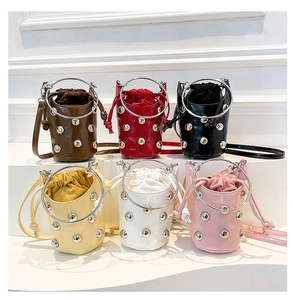Détails de sacs seaux cloutés en six couleurs avec poignées anneaux métalliques
