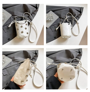 Vues détaillées d'un sac seau blanc avec clous argentés, poignée en métal et cordon