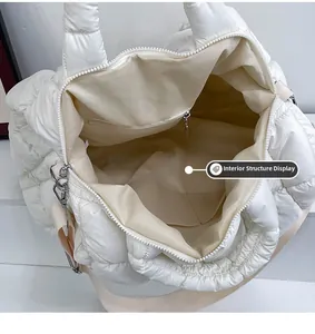 Vista interna della borsa tote trapuntata bianca con scomparto principale e tasca zip