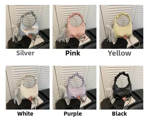 Collage de sacs nuages chic en argent rose jaune blanc violet et noir