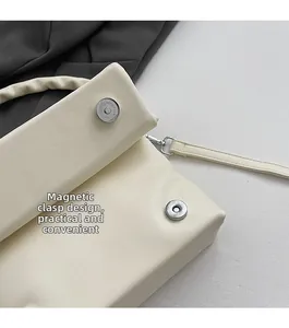 Détail du fermoir magnétique et de la texture cuir d'un sac à chaîne de style français