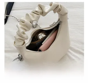 Vue intérieure du sac nuage crème montrant la capacité pour portefeuille et maquillage