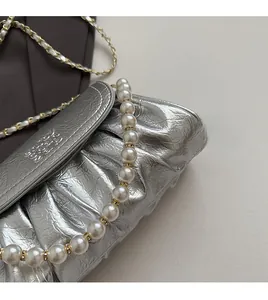 Détails du sac nuage argenté métallisé avec poignée en perles et bandoulière