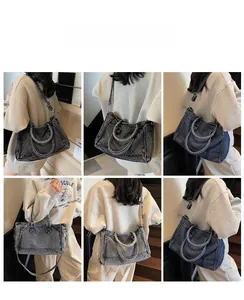 Détail de sacs cabas en denim lavé en divers tons bleus avec poignées rondes