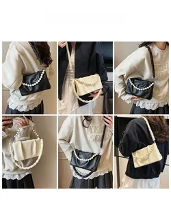 Sac bandoulière plissé de style français avec chaîne en perles en noir et blanc crème